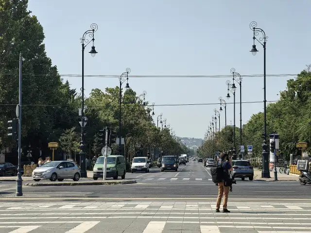 Fák és díszes bérpaloták az Andrássy út mentén