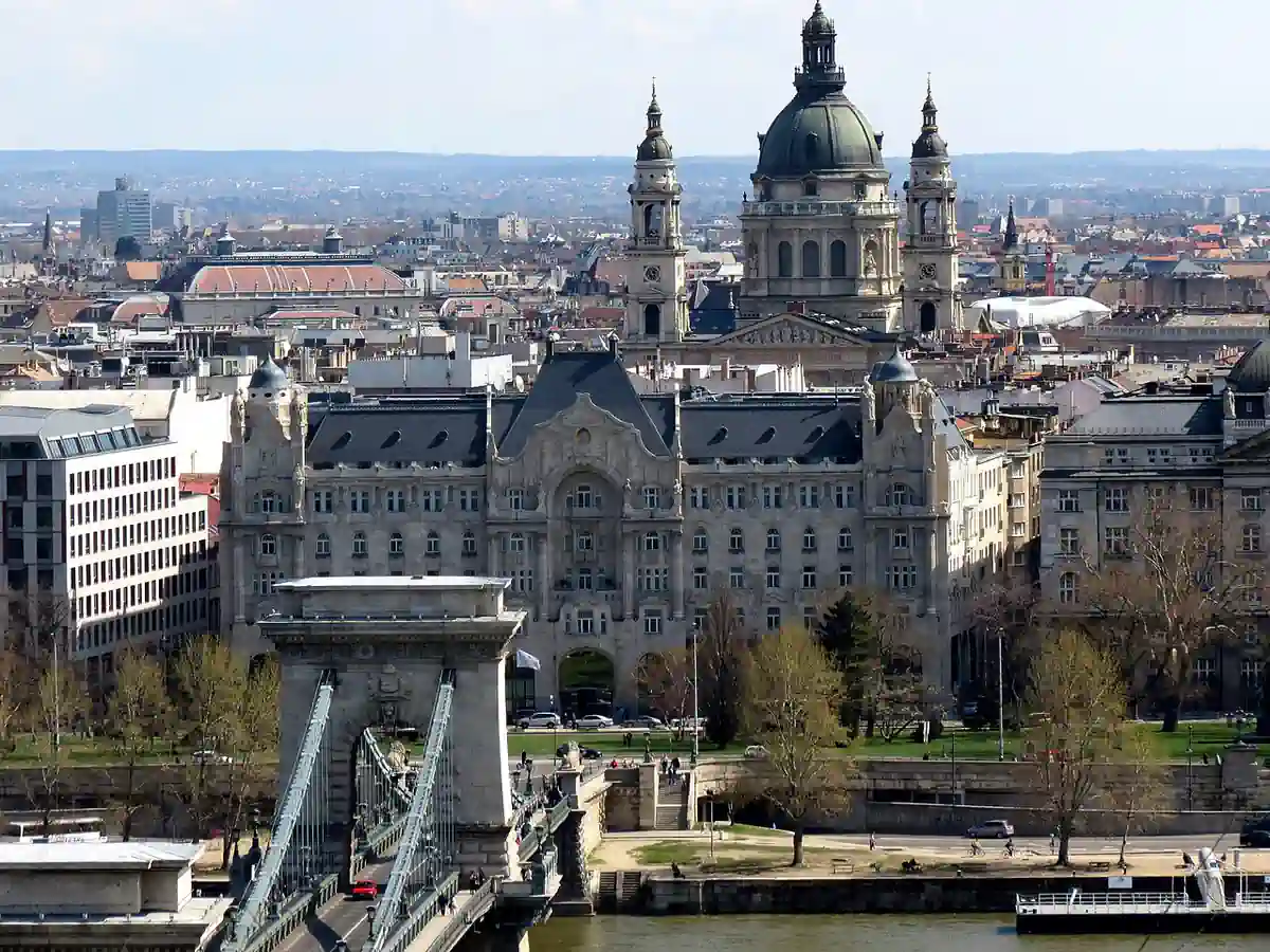 Kilátás a Szent István-bazilika kupolájára és a belváros háztetőire