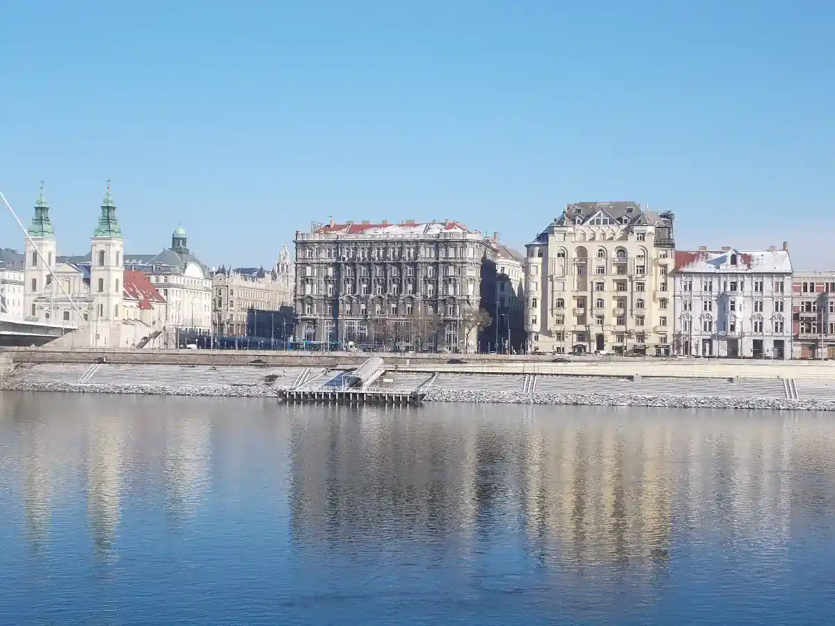 Pesti rakparti házsor a Belvárosi plébániatemplommal, a Duna felől