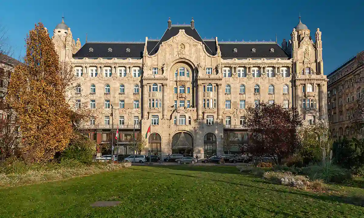 A Gresham-palota szecessziós homlokzata a Széchenyi István téren, előtte park
