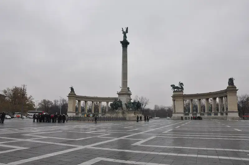 A Hősök tere a Millenniumi emlékművel és a két múzeumépülettel