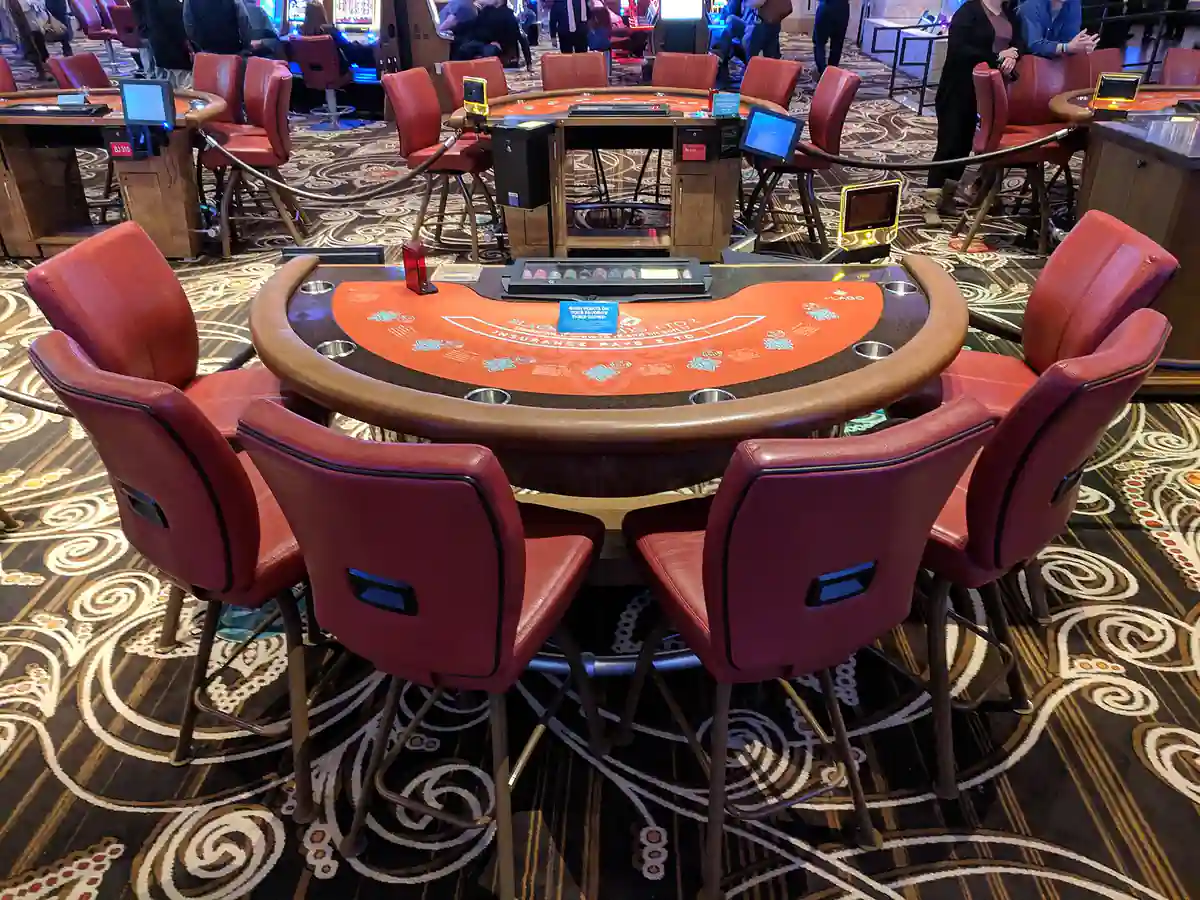 Üres blackjackasztal bőrszékekkel egy kaszinó játékterében