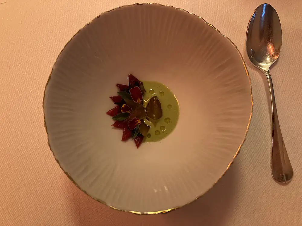 Egy kóstolómenü fogása porcelán mélytányérban, mellette kanál