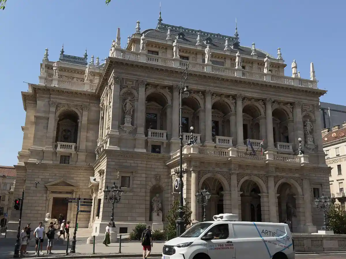 Az Andrássy úti Operaház főhomlokzata járókelőkkel az utcán